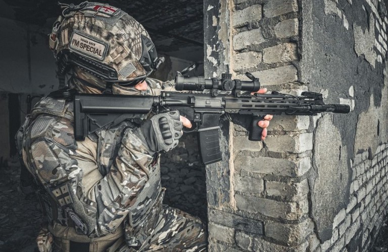 Compared with red dot sight and holographic sight, what are the advantages of LPVO scope?